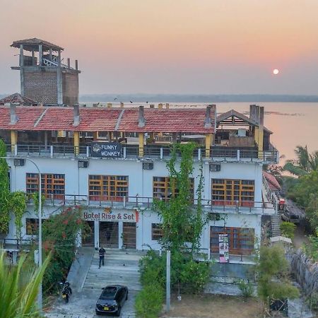 Funky Monkey Hostel & Yoga Rooftop Lounge , Arugambay Pottuvil Exterior photo